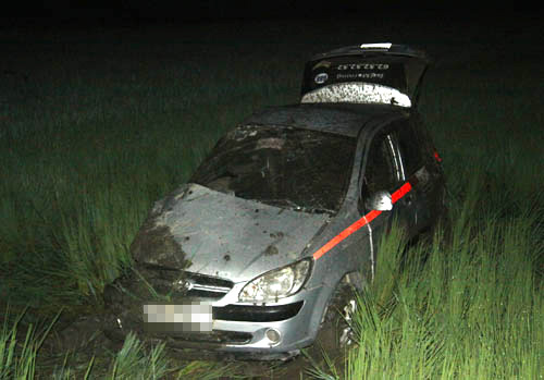 Băng qua đường sắt, taxi bị tàu hỏa đâm văng xuống ao